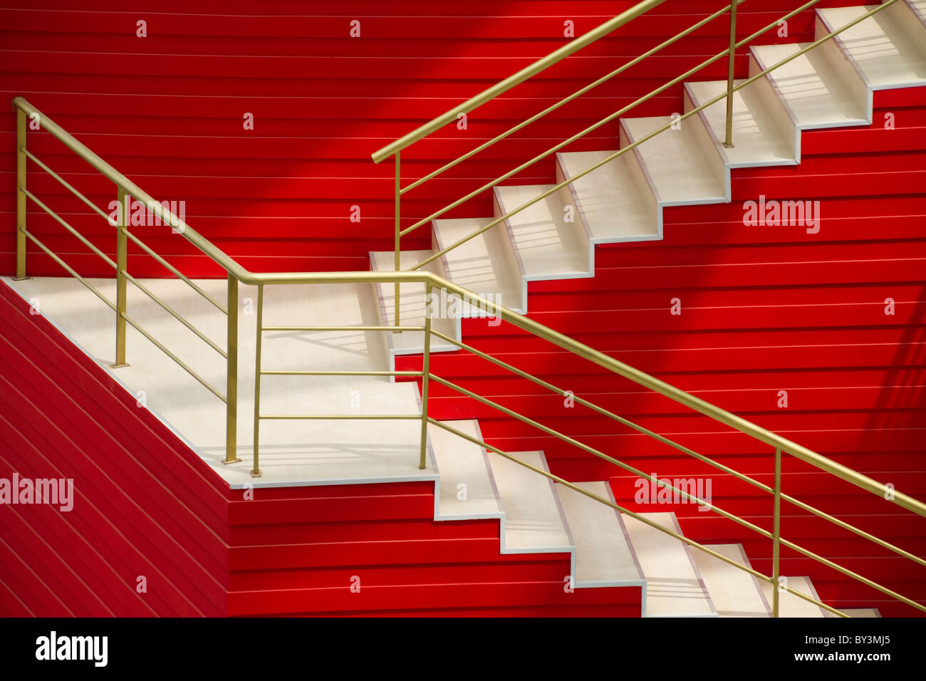 Le mur rouge a atteint l'escalier Banque D'Images
