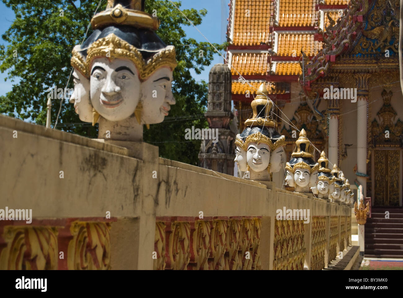 Décoration murale au Wat Bang Phra Nakhon Chaisri,, Nakhon Pathom, Thaïlande Banque D'Images