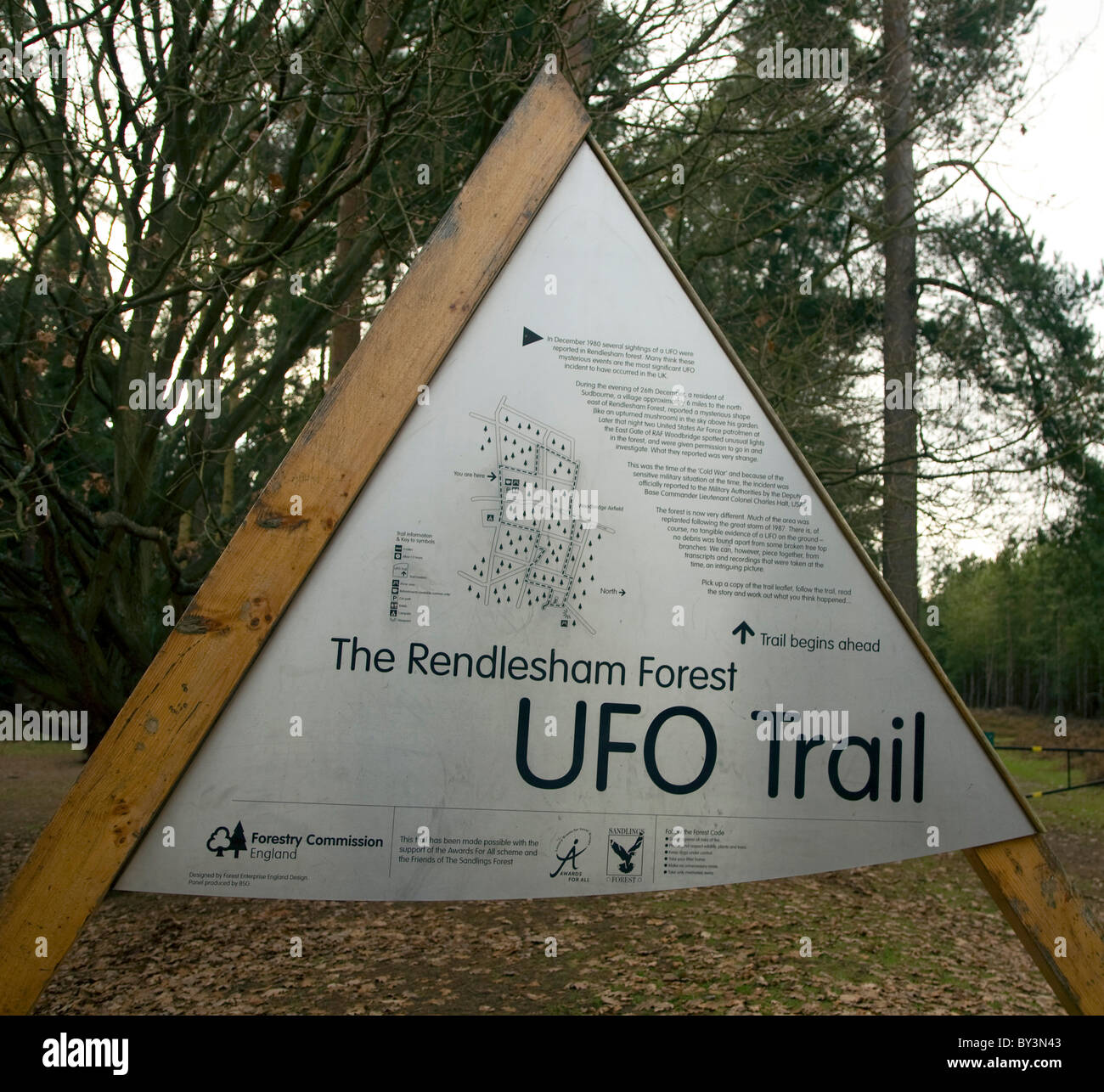 Sentier de la forêt de Rendlesham UFO signe Suffolk Angleterre Banque D'Images