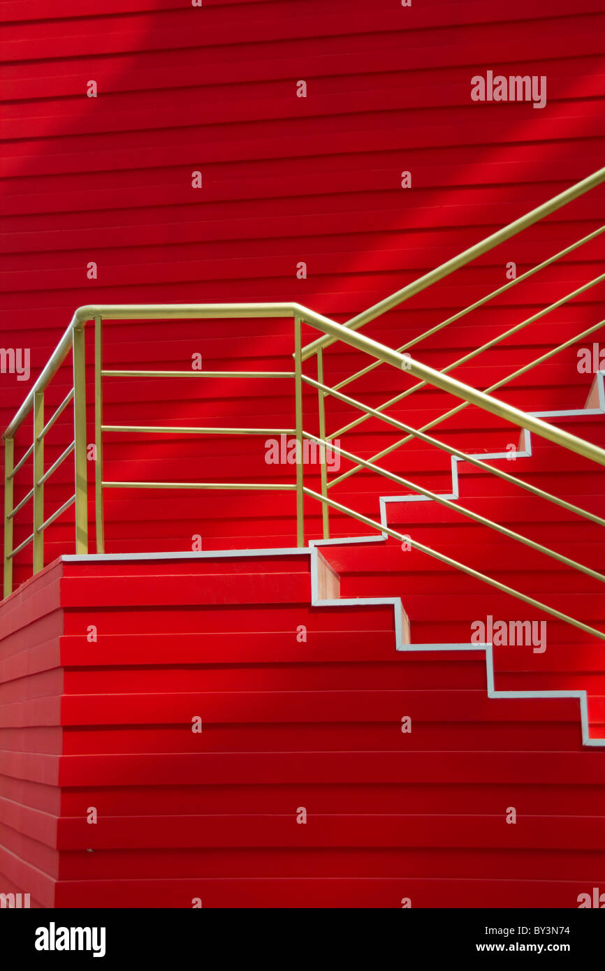 Le mur rouge a atteint l'escalier Banque D'Images