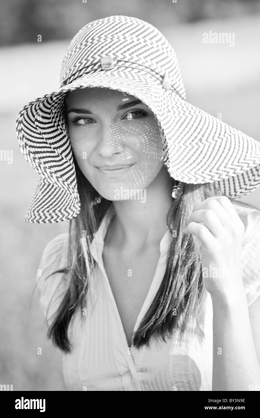 Portrait of a young woman with hat dans le domaine Banque D'Images