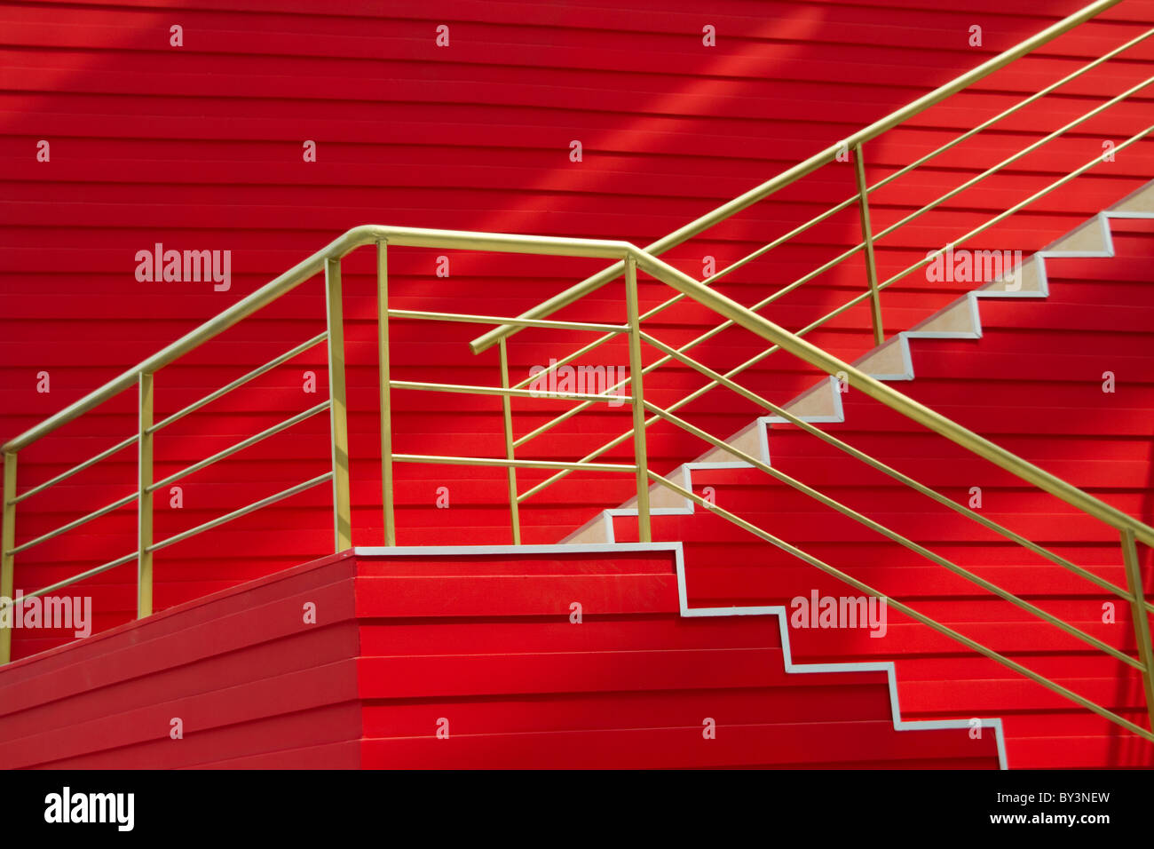 Le mur rouge a atteint l'escalier Banque D'Images