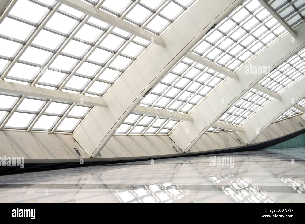 Dans un hall moderne et de l'aéroport de Pékin T3 avec de grandes fenêtres Banque D'Images