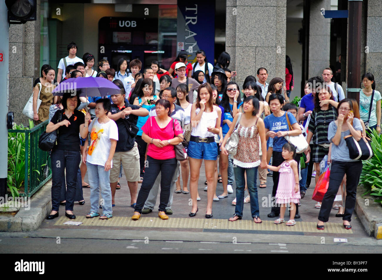 En attente d'acheteurs cross road pour atteindre le marché de la rue Bugis Singapore Banque D'Images