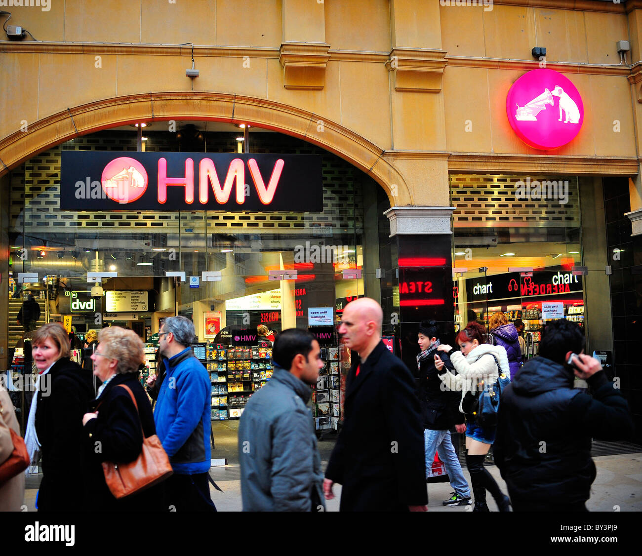 HMV store avec les gens marcher passé à Londres Banque D'Images