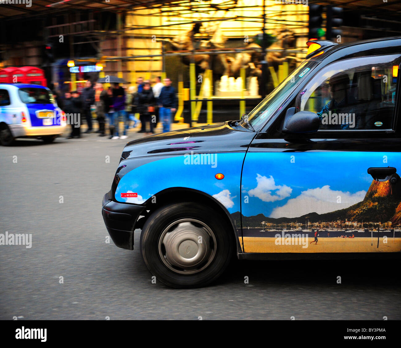 Taxi en mouvement à Londres Banque D'Images