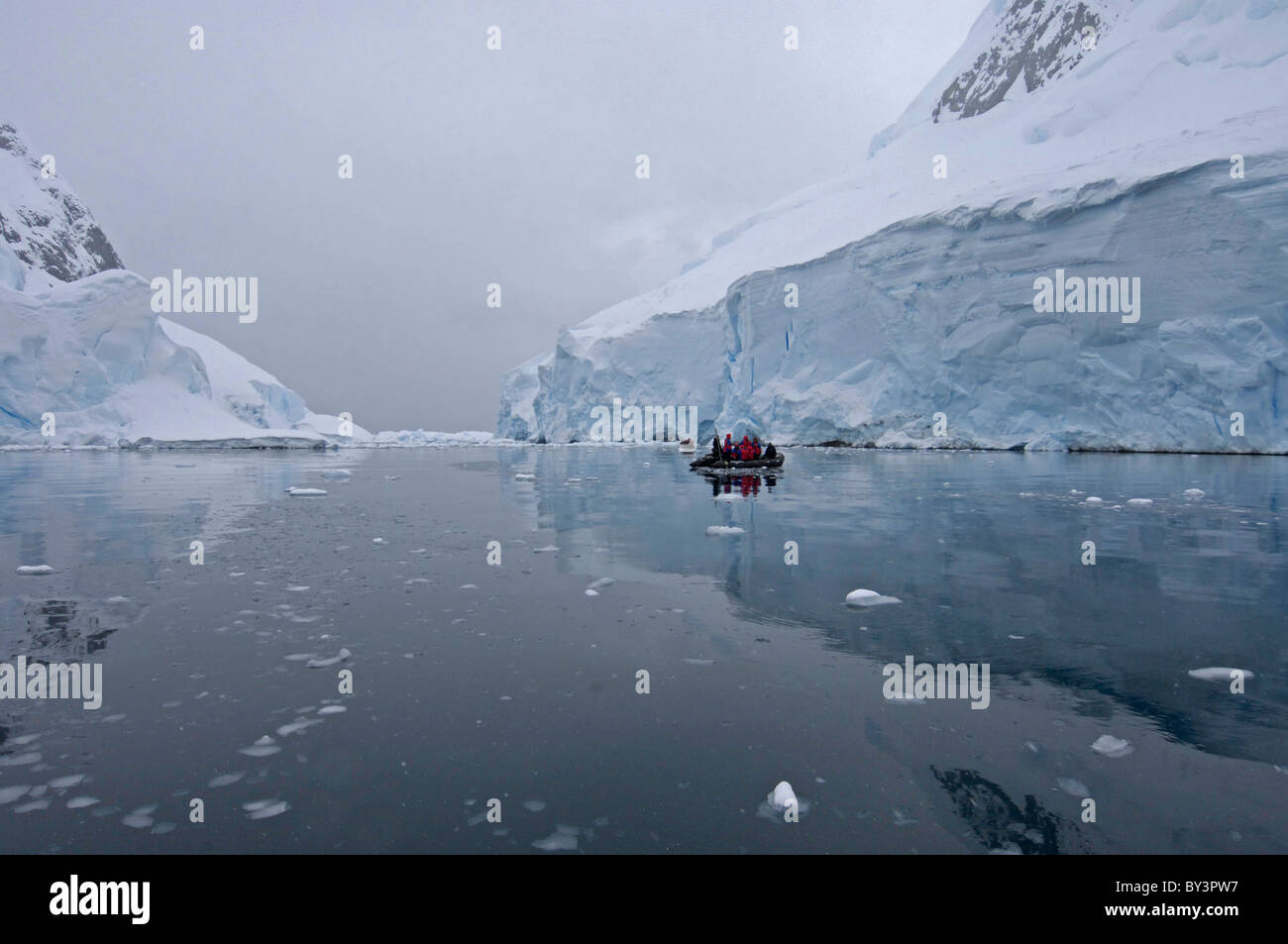 Les touristes dans un zodiaque à Cape Renard dans Lemaire chenal près de la péninsule Antarctique, l'Antarctique Banque D'Images