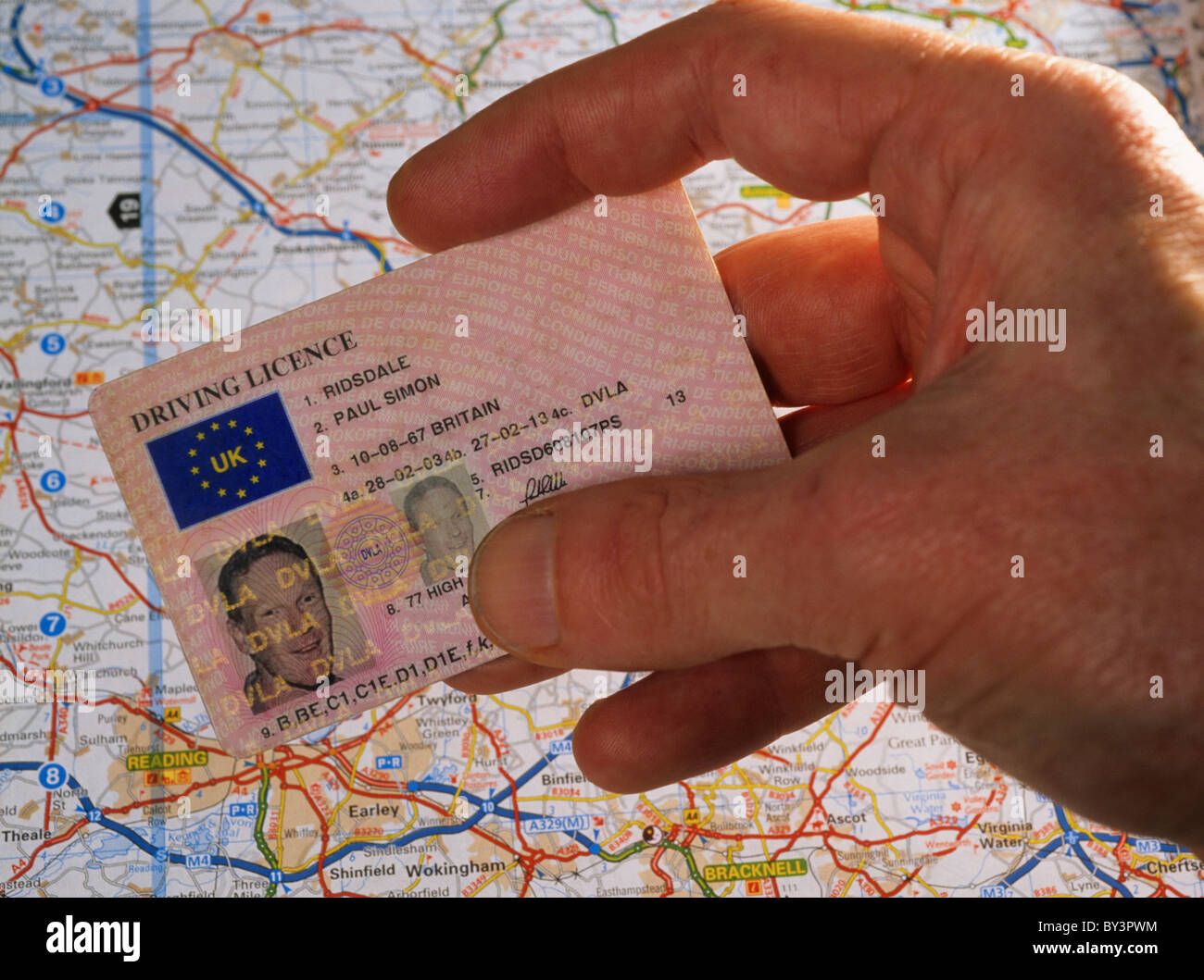 Conducteur titulaire du permis de conduire au Royaume-Uni à l'avant de la carte de voyage Banque D'Images