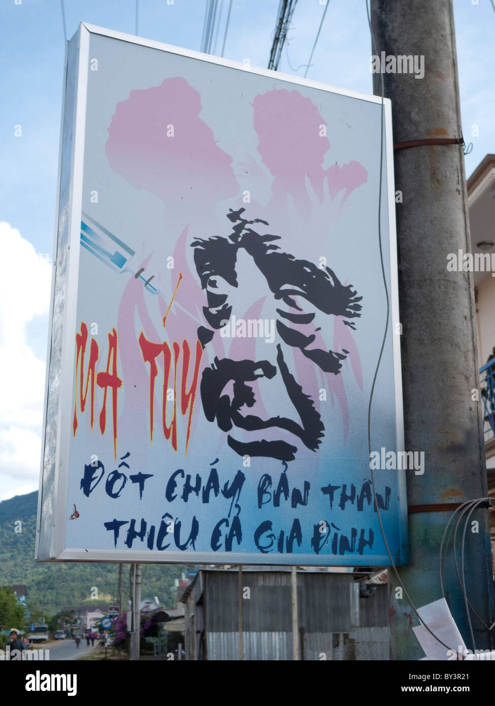 Dalat, Vietnam, affiche de propagande faisant appel aux gens de suivre la fin du le président Ho Chi Minh valeurs morales peut être vu dans tout le pays. Banque D'Images