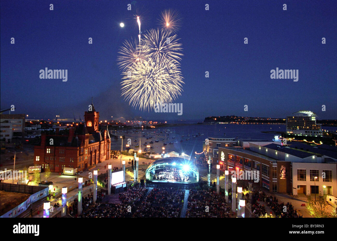 D'artifice à un concert en plein air, la baie de Cardiff. Banque D'Images