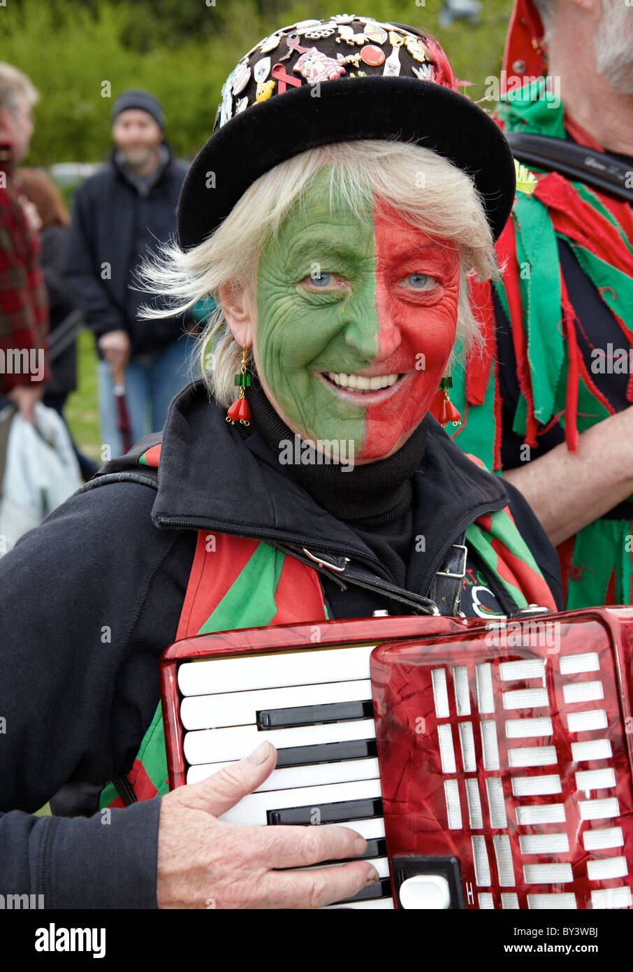 Une femme blessée à l'accordéoniste Festival Butser Farm Sussex UK Banque D'Images