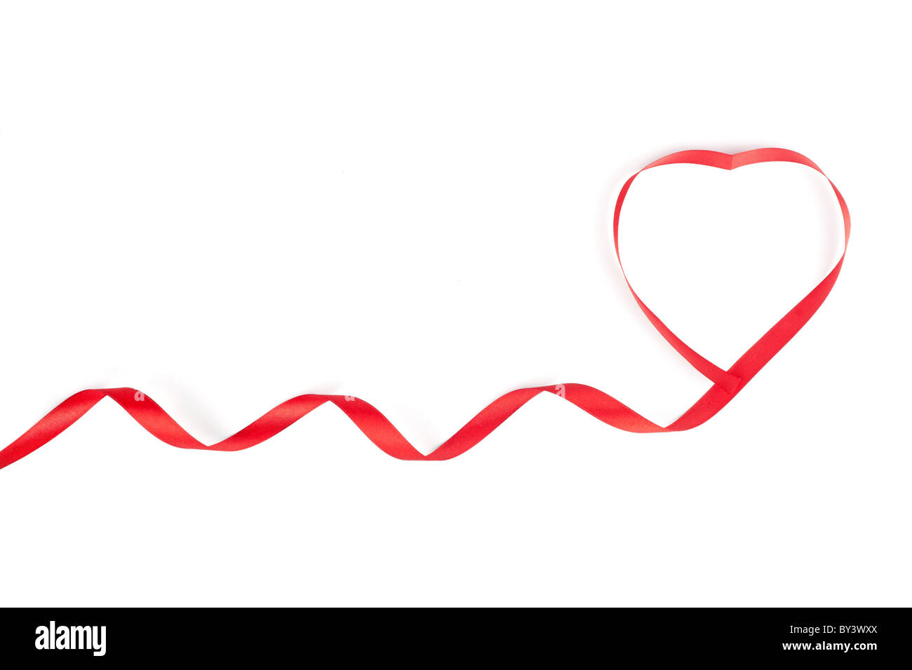 Ruban rouge enroulé en forme de coeur isolé sur fond blanc Banque D'Images