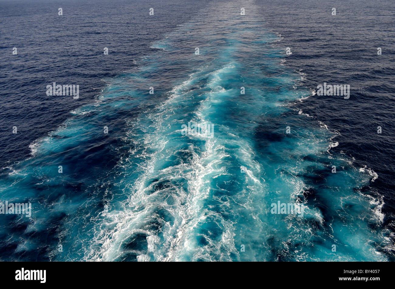 Bateau de croisière - voie arrière - axes de transmission, Kreuzfahrtschiffs - Spur, Heck, Antriebswellen - Banque D'Images