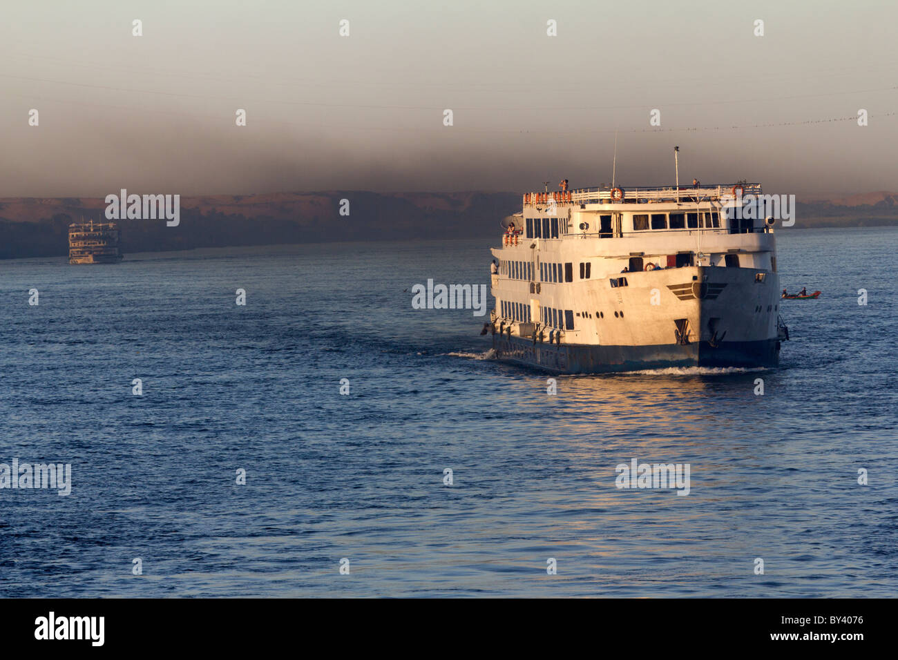 La pollution de l'Nile cruiser, Egypte Banque D'Images