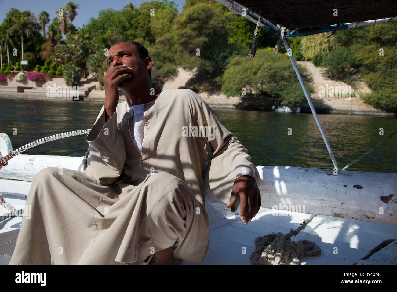 Capitaine d'une felouque le Nil au large de l'Île Kitchener, Assouan Egypte Banque D'Images