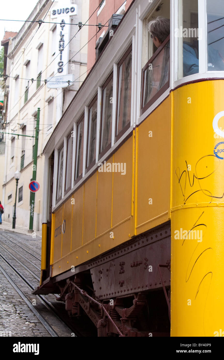 Elevador da Bica, ascenseur, tramway, funiculaire entre Tejo et Bairra Alto, centre historique de Lisbonne, Lisboa, Portugal, Banque D'Images