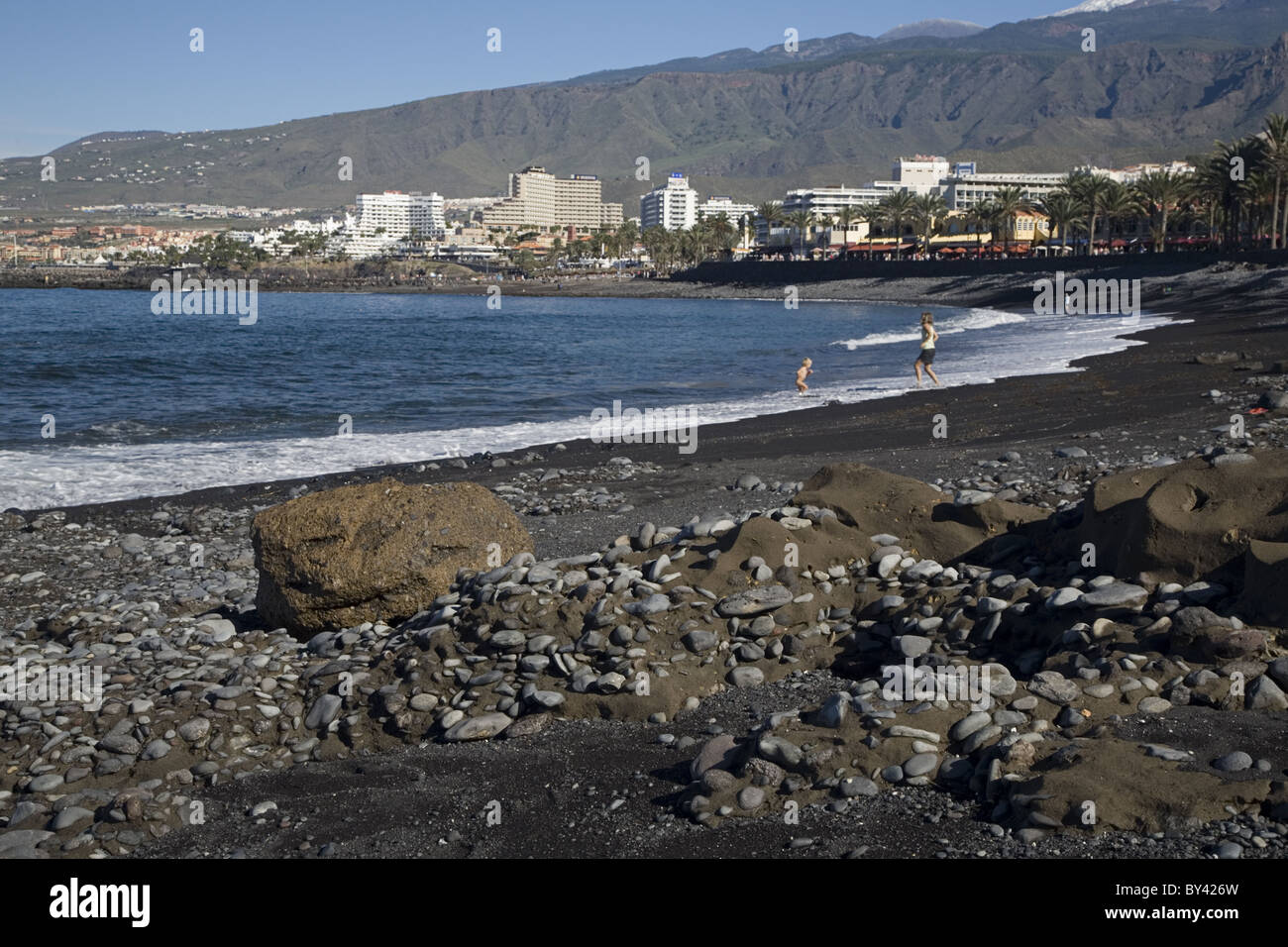 Plage noire le long de la promenade de Playa de las Americas, Tenerife, Canaries, Espagne Banque D'Images