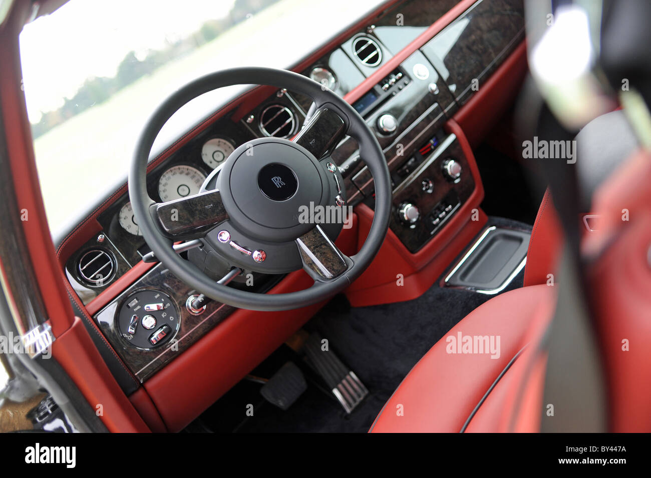 Tableau de bord de l'intérieur montrant et volant de Rolls Royce Ghost UK Banque D'Images