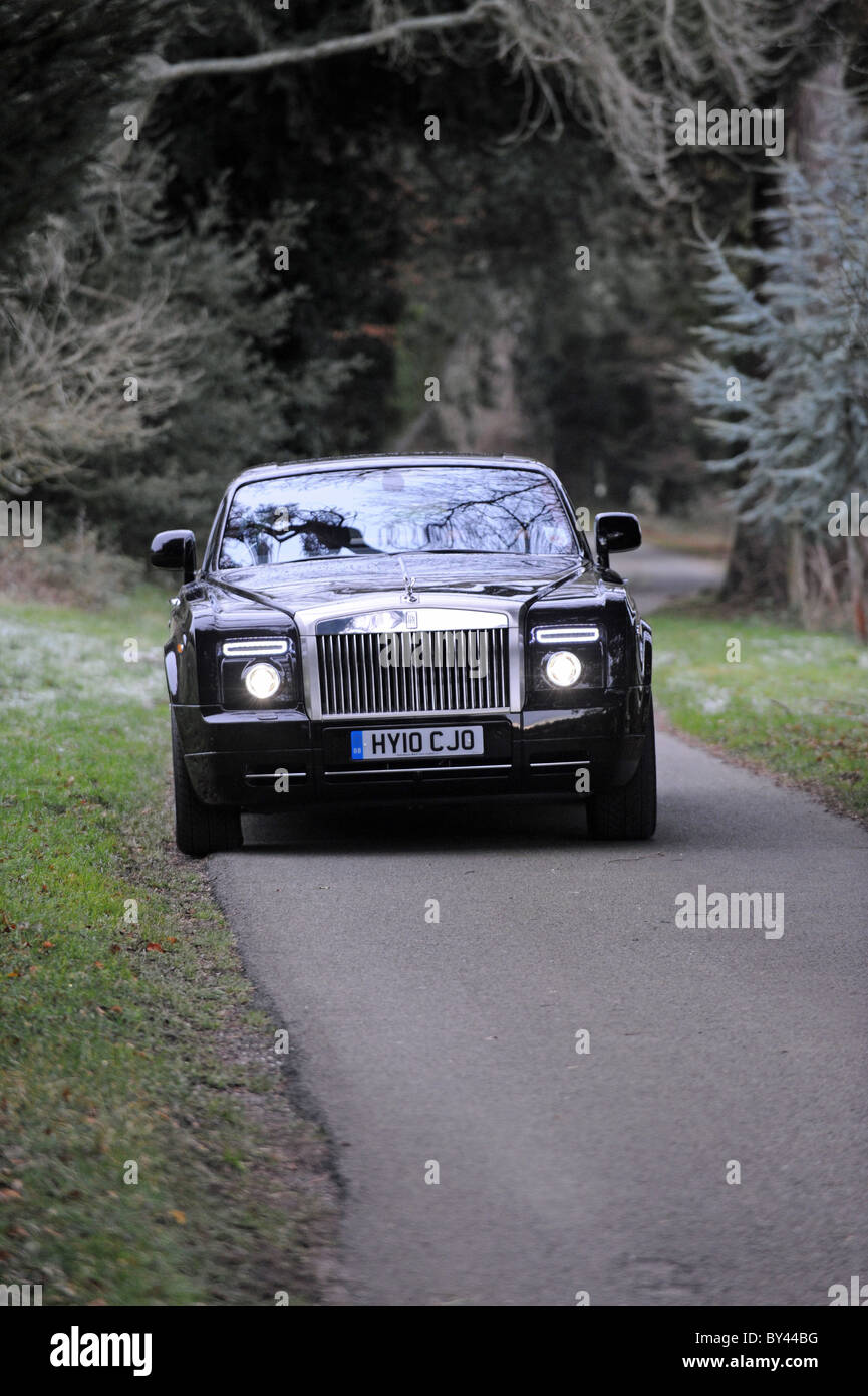 Une voiture fantôme Rolls Royce qui traverse la campagne du West Sussex près de Goodwood où ils ont une usine Banque D'Images