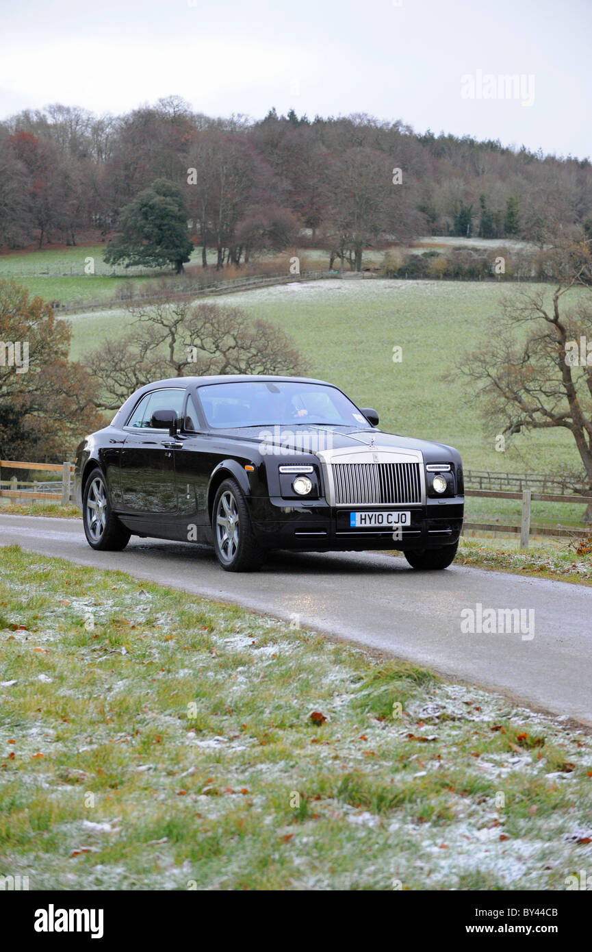 Une Rolls Royce Ghost voiture roulant à travers la campagne du Sussex de l'Ouest près de Goodwood Banque D'Images