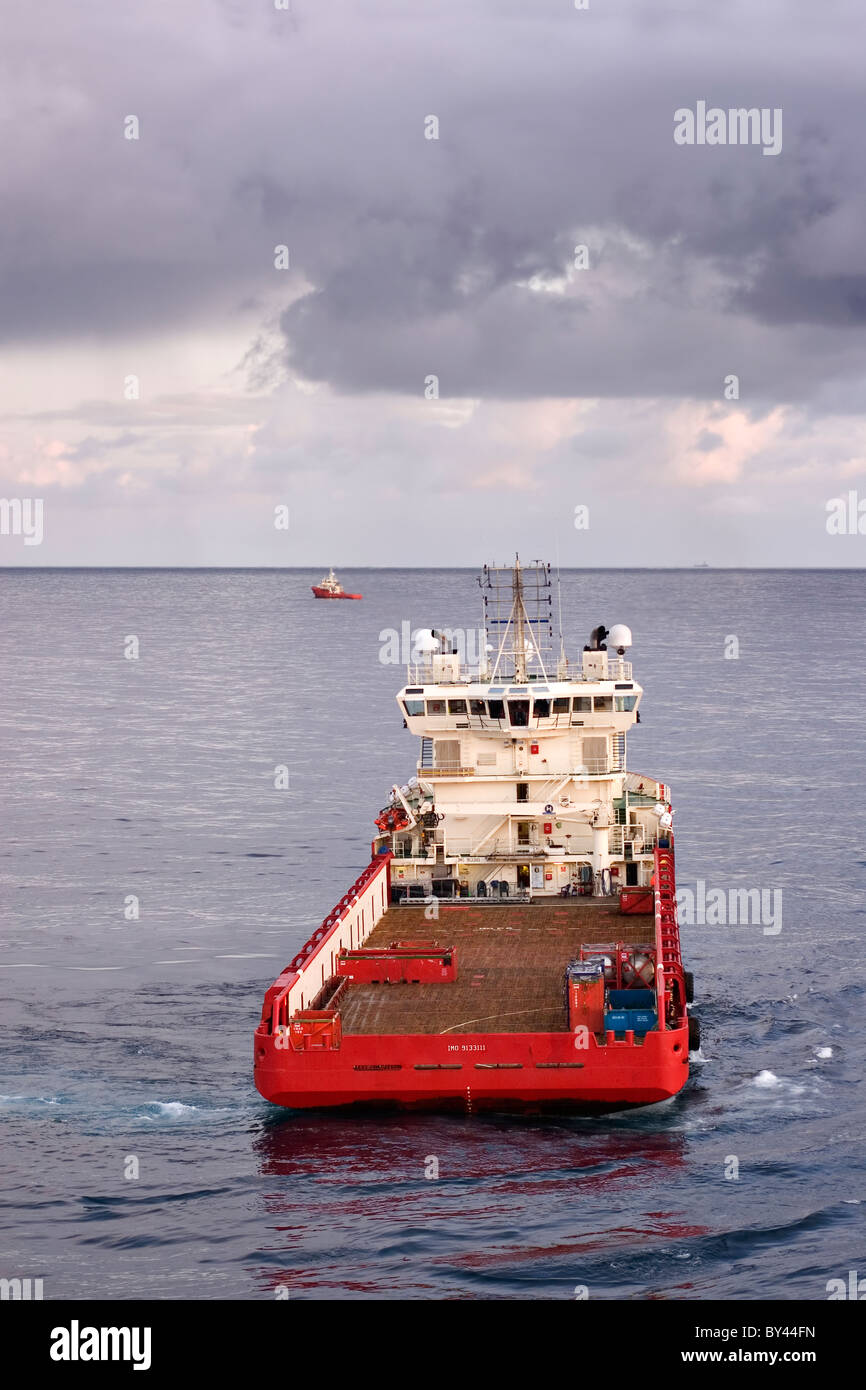 Le navire de ravitaillement en mer du Nord au large des côtes à l'appui des opérations dans l'industrie du pétrole et du gaz Banque D'Images