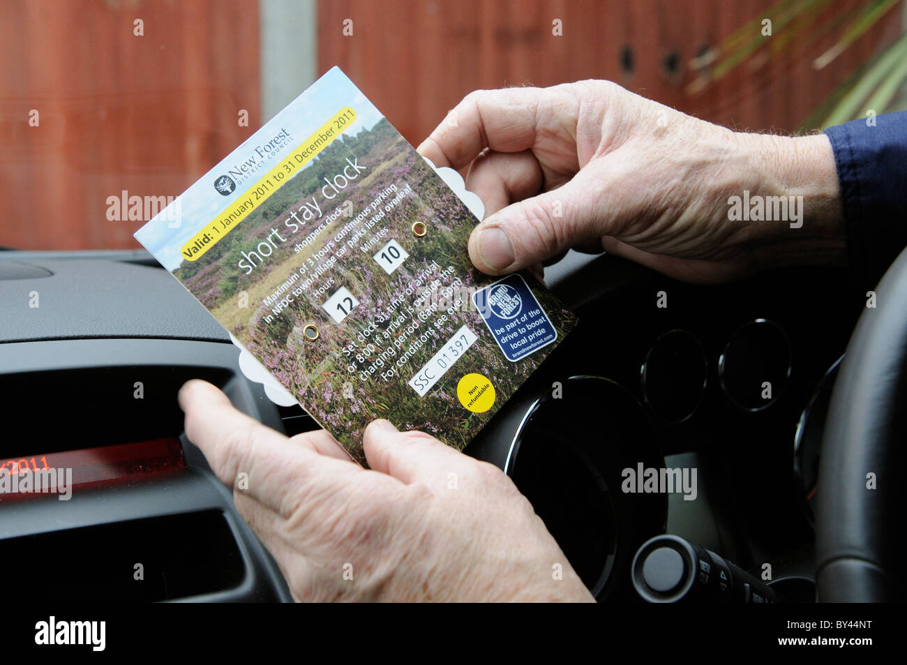 Parking voiture annuel prépayé disque Configuration du pilote d'arrivée avant de quitter sa voiture Banque D'Images