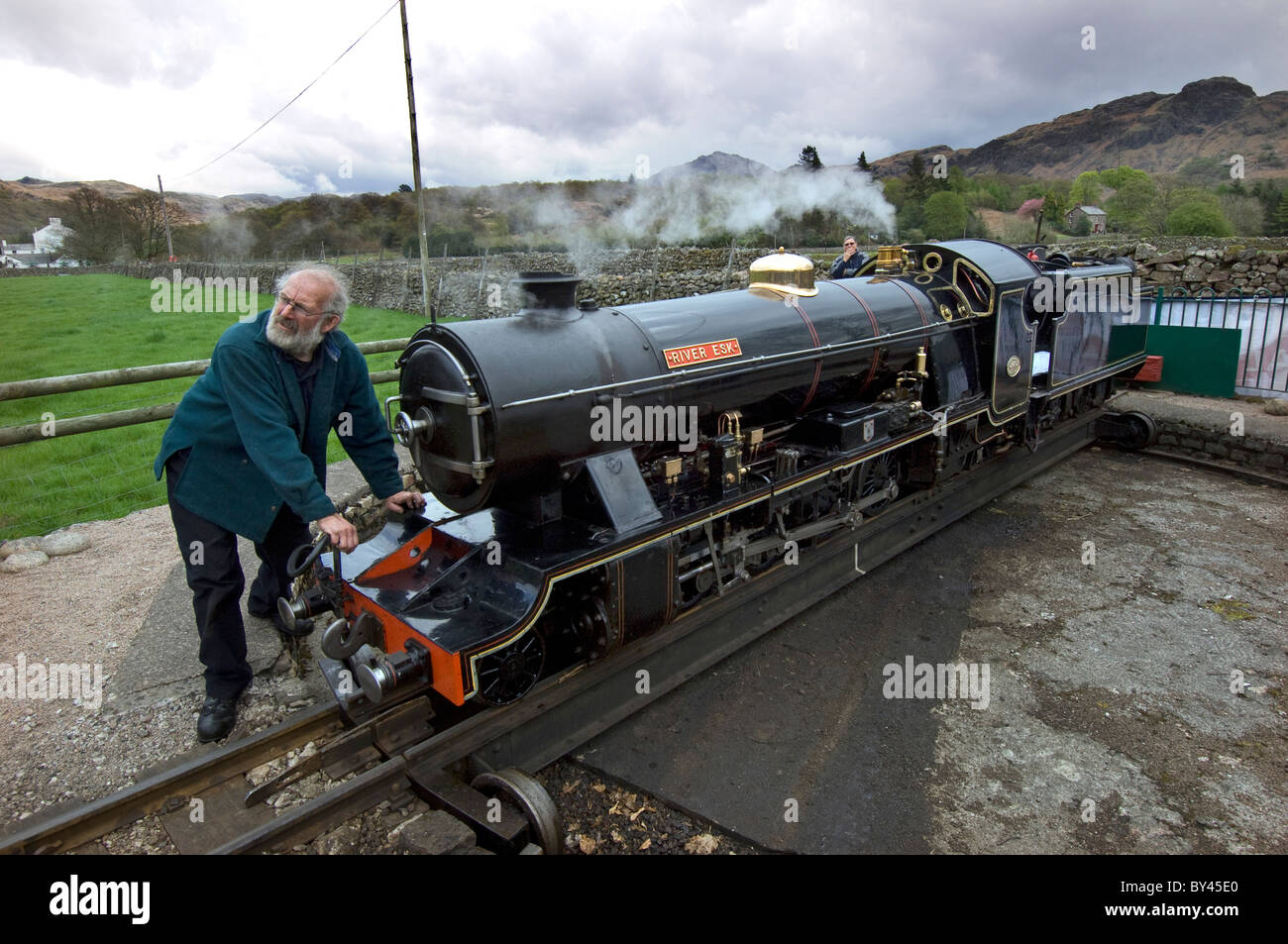 Le conducteur de 15 pouces de la locomotive à vapeur à voie étroite de l'indicateur "rivière Esk' utilise la couronne à Seascale à tourner son moteur tour Banque D'Images