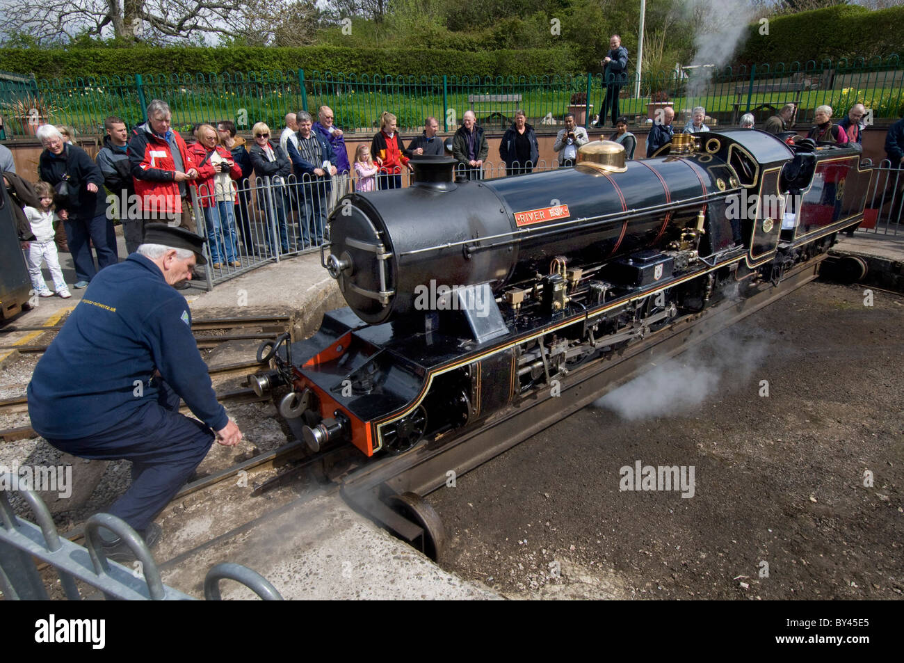 Le conducteur de 15 pouces de la locomotive à vapeur à voie étroite de l'indicateur "rivière Esk' utilise la couronne à Seascale à tourner son moteur tour Banque D'Images
