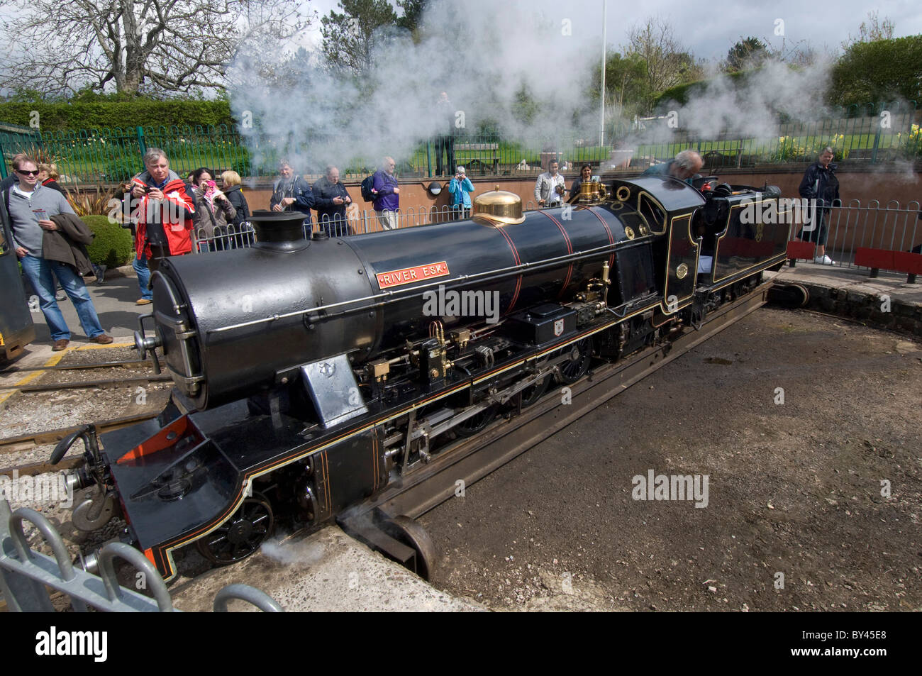 Le conducteur de 15 pouces de la locomotive à vapeur à voie étroite de l'indicateur "rivière Esk' utilise la couronne à Seascale à tourner son moteur tour Banque D'Images