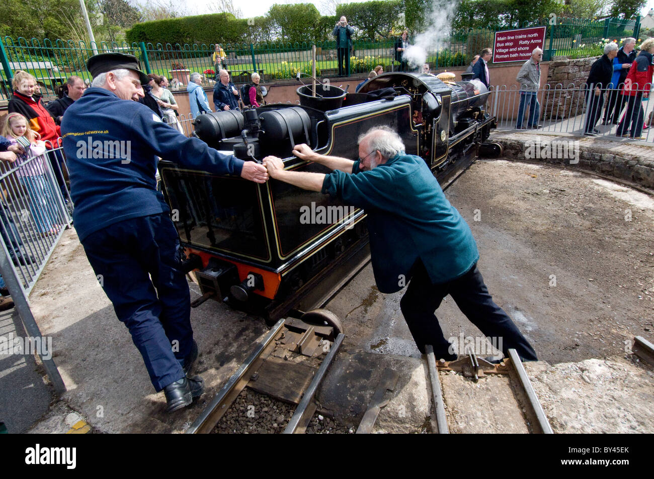 Le conducteur de 15 pouces de la locomotive à vapeur à voie étroite de l'indicateur "rivière Esk' utilise la couronne à Seascale à tourner son moteur tour Banque D'Images