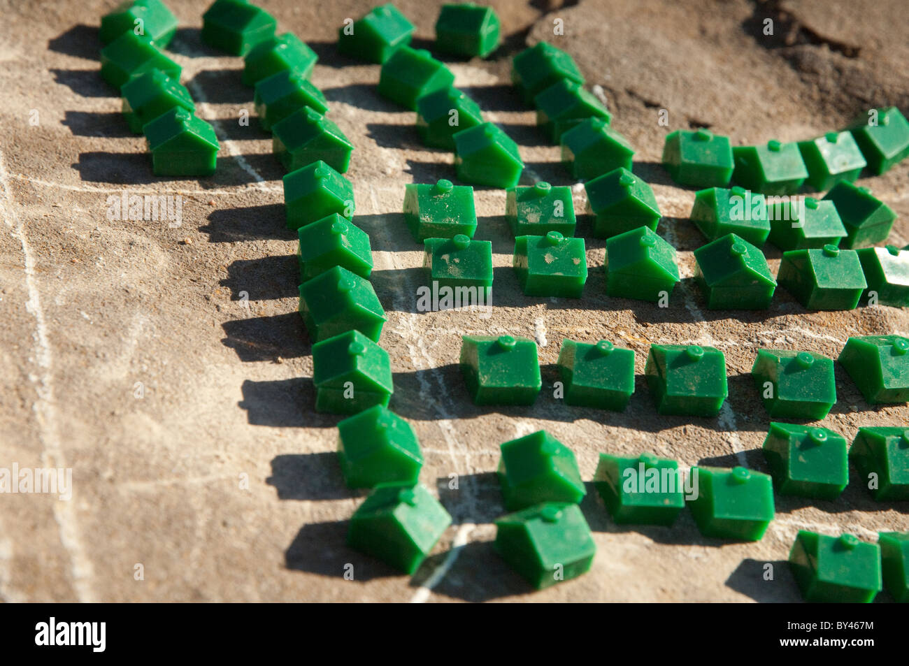 Maisons en plastique à partir d'un jeu de conseil populaire organisé dans les quartiers '' dans le centre du Texas la saleté. Banque D'Images