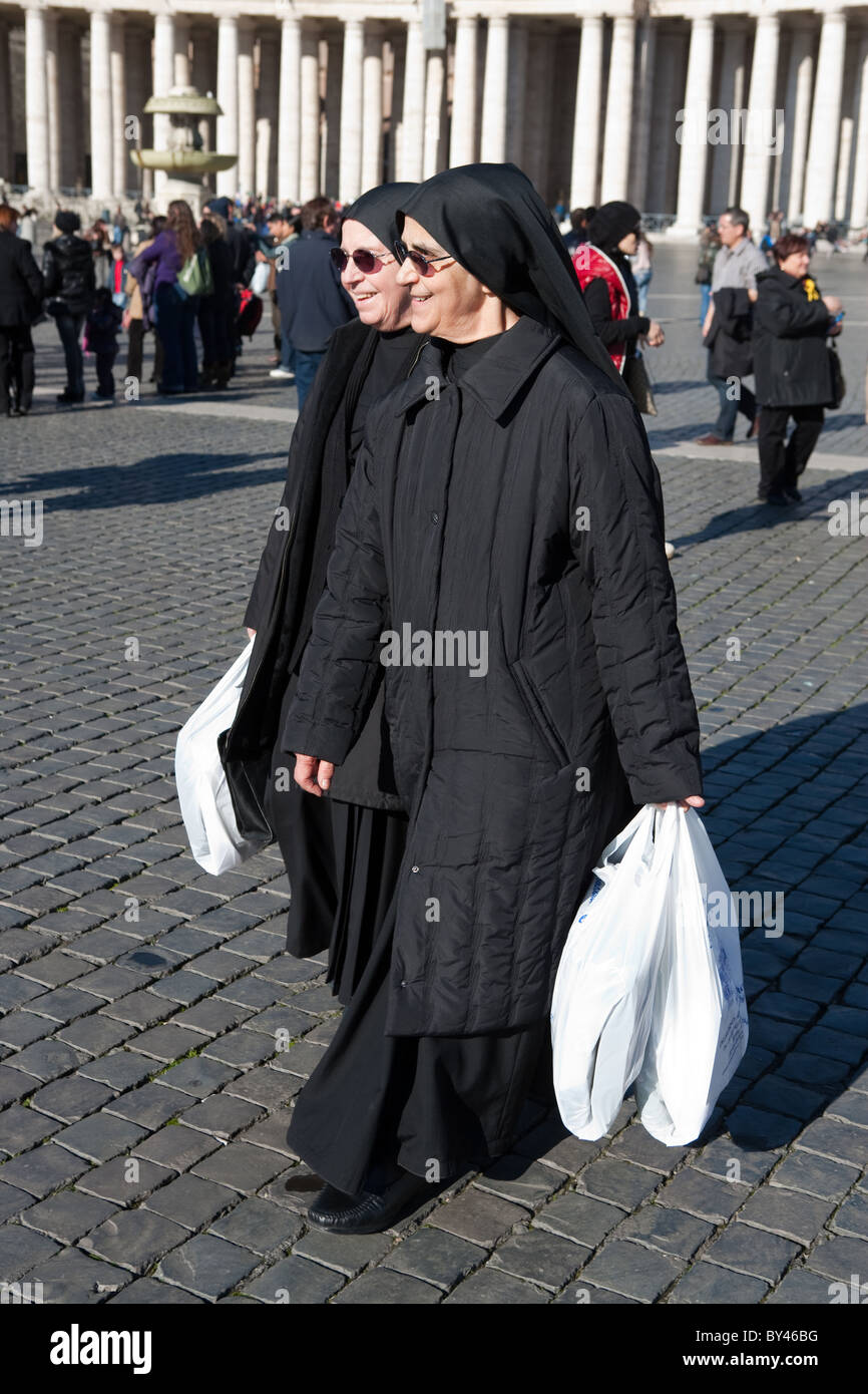 Les nonnes balade à Saint Peter's square shopping shoppers vatican san Pietro Rome Italie Banque D'Images