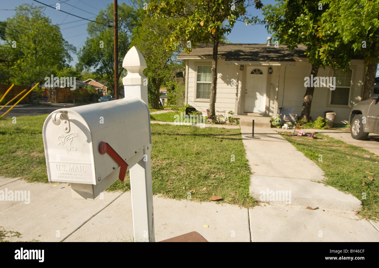 Boîte aux lettres sur le trottoir en face de modeste maison dans quartier résidentiel à Austin, Texas Banque D'Images