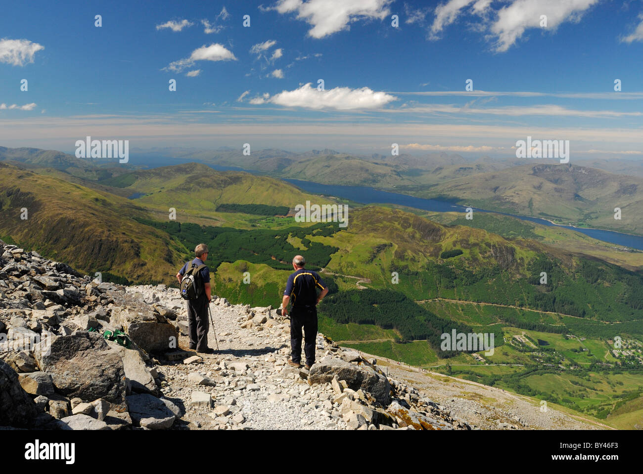 Les marcheurs en admirant la vue sur le Loch Linnhe de Ben Nevis en été dans les Highlands écossais Banque D'Images