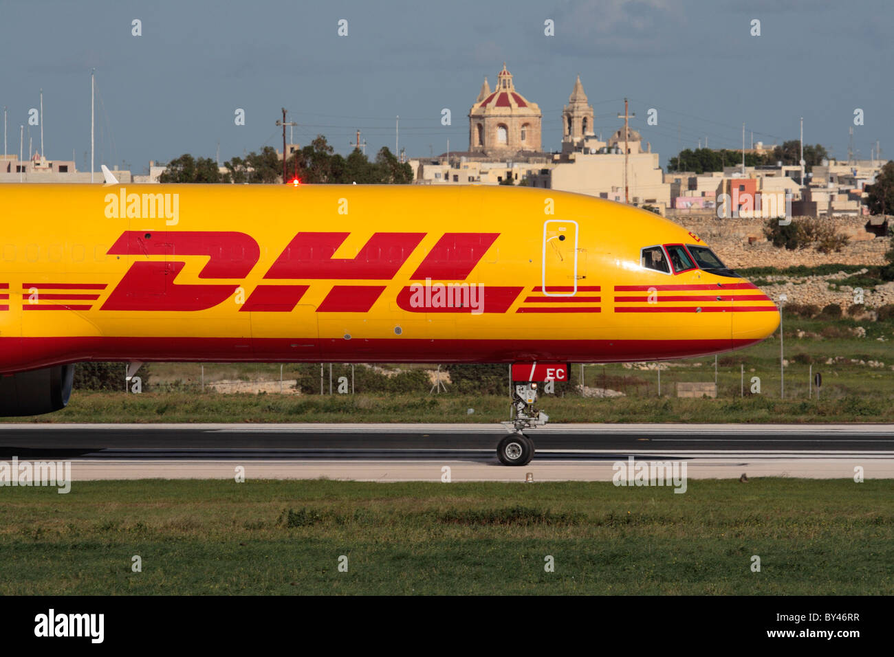 Commerce international et de transport de fret aérien. DHL Boeing 757-200F cargo roulement au départ de l'île méditerranéenne de Malte de l'état Banque D'Images