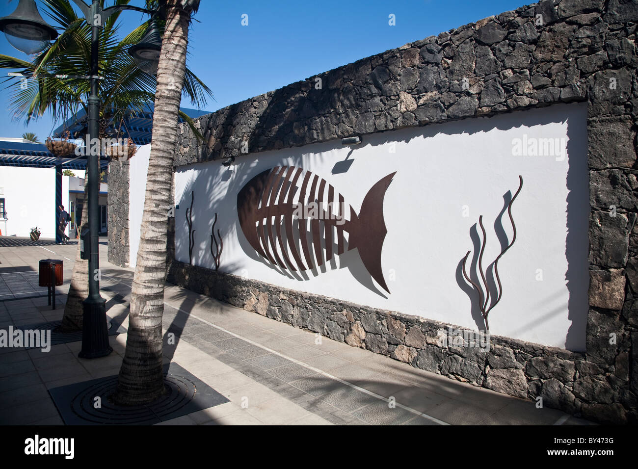 Sur le mur de sculptures au centre commercial Marina de Puerto Calero, Lanzarote Banque D'Images