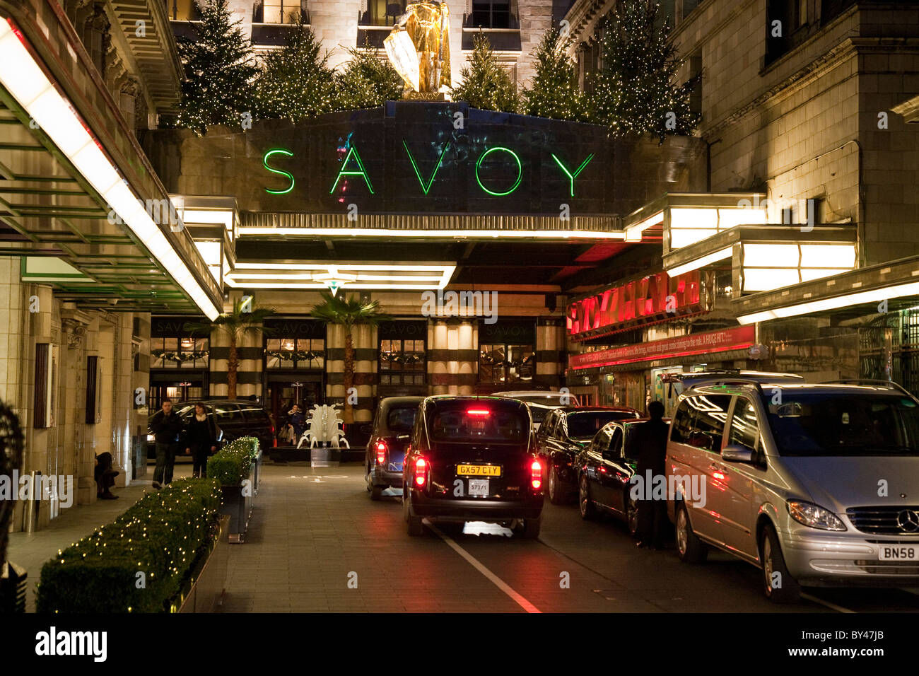 Entrée principale de l'Hôtel Savoy, Londres, UK Banque D'Images
