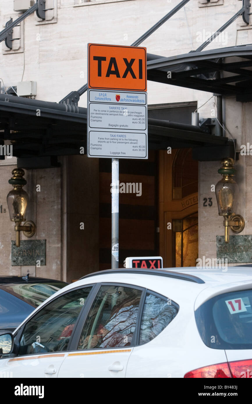 Les taxis les voitures s'arrêtent dans la ville de Rome Italie Europe Banque D'Images