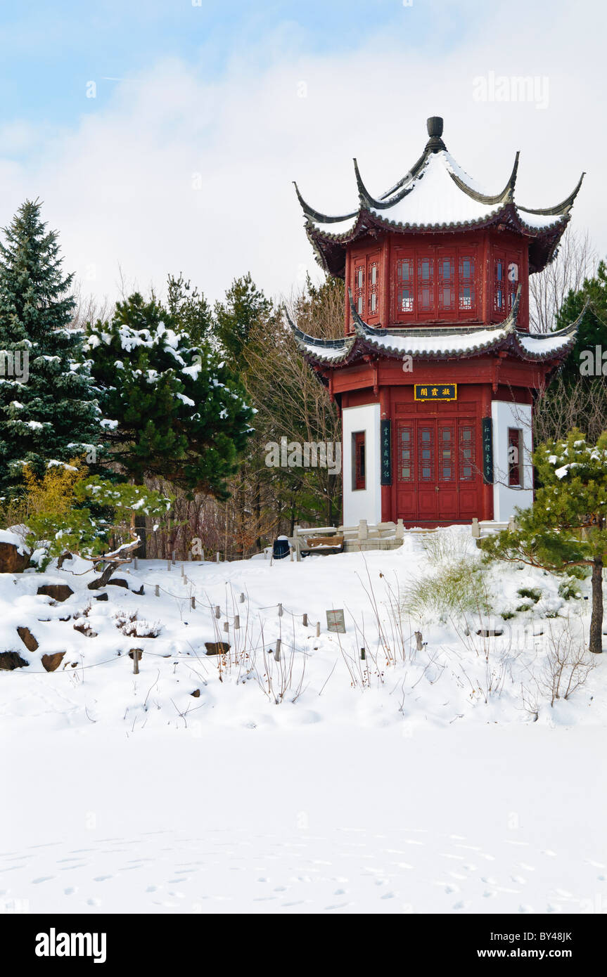 MONTRÉAL, Canada — Une pagode chinoise dans la neige dans le jardin chinois du jardin botanique de Montréal en hiver. Le jardin chinois dispose d'un certain nombre de bâtiments et d'éléments d'eau évoquant l'aménagement paysager et l'architecture traditionnels chinois. Banque D'Images