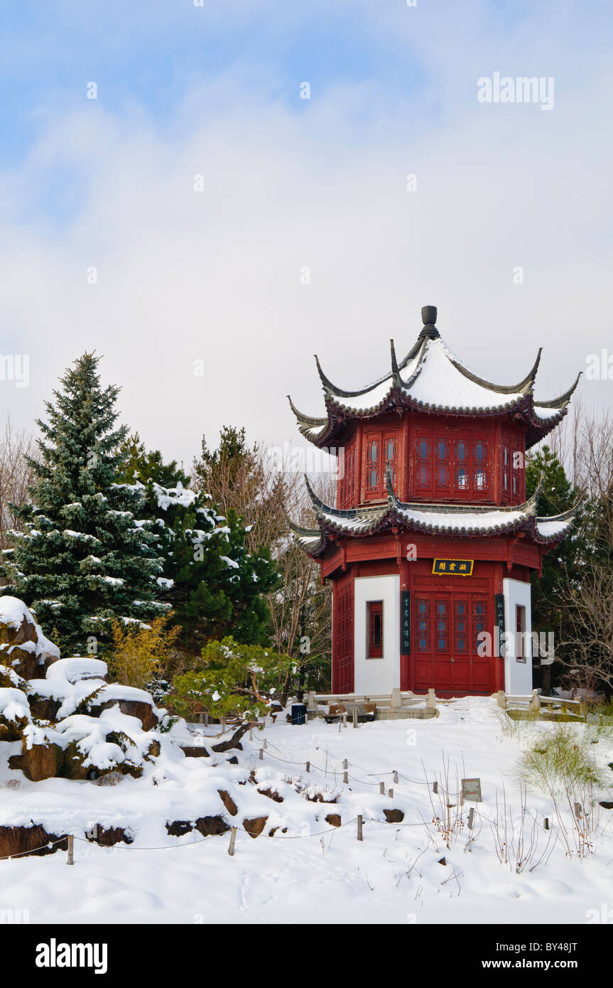 MONTRÉAL, Canada — Une pagode chinoise dans la neige dans le jardin chinois du jardin botanique de Montréal en hiver. Le jardin chinois dispose d'un certain nombre de bâtiments et d'éléments d'eau évoquant l'aménagement paysager et l'architecture traditionnels chinois. Banque D'Images