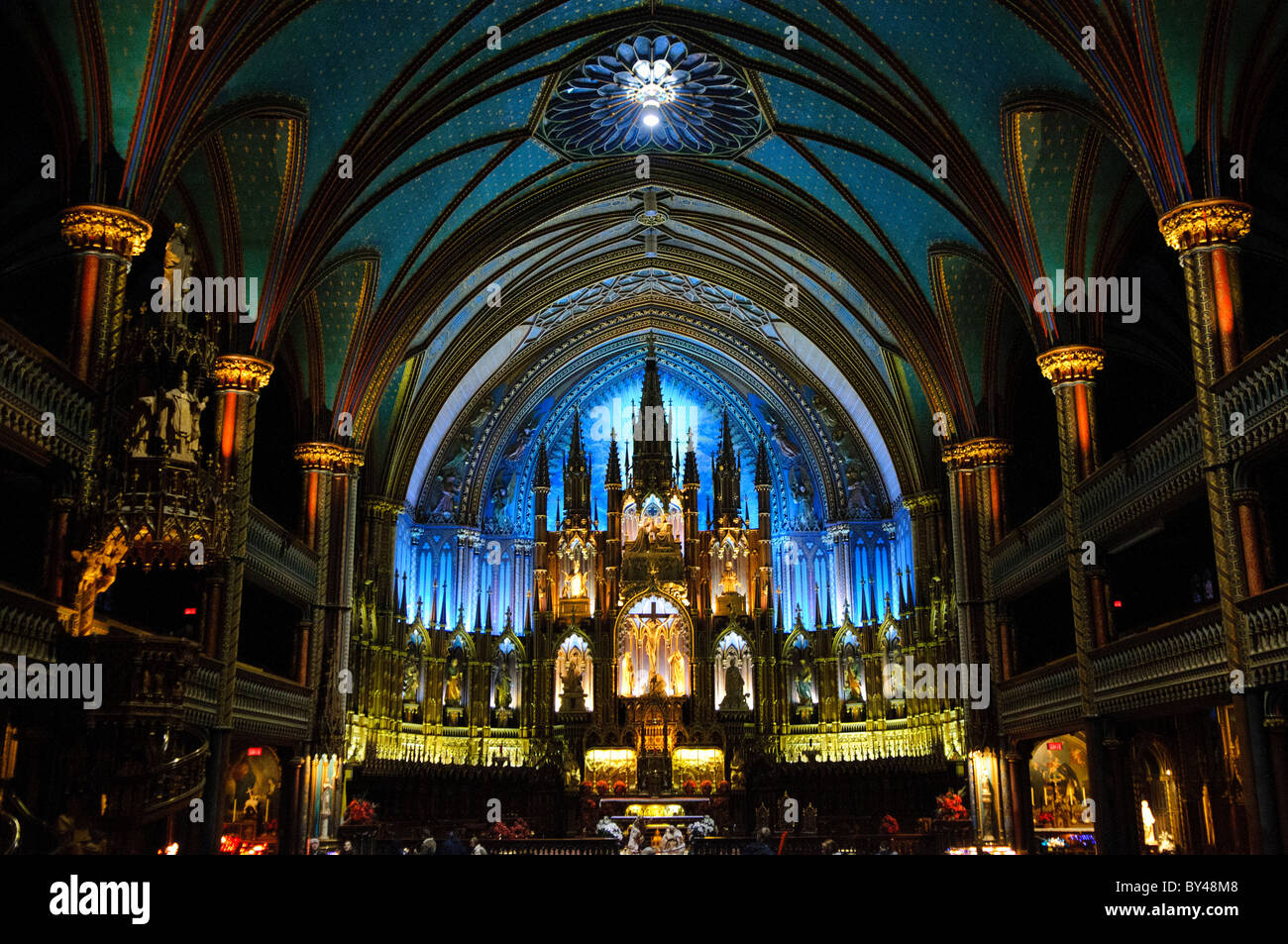Autel principal de la basilique notre-Dame intérieur Montréal // MONTRÉAL (Québec) — autel principal et intérieur de la basilique notre-Dame au cœur du Vieux-Montréal. Avec l'extérieur modelé vaguement sur la célèbre notre Dame de Paris, lorsque la deuxième tour a été achevée dans les années 1840, la basilique était la plus grande église d'Amérique du Nord. Il dispose d'un éclairage intérieur spectaculaire et d'une décoration exceptionnellement ornée partout avec un orgue composé de 9000 tuyaux. Banque D'Images