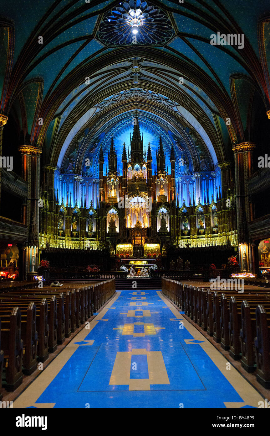 Autel principal de la basilique notre-Dame intérieur Montréal Canada // MONTRÉAL (Québec) — autel principal et intérieur de la basilique notre-Dame au cœur du Vieux-Montréal. Avec l'extérieur modelé vaguement sur la célèbre notre Dame de Paris, lorsque la deuxième tour a été achevée dans les années 1840, la basilique était la plus grande église d'Amérique du Nord. Il dispose d'un éclairage intérieur spectaculaire et d'une décoration exceptionnellement ornée partout avec un orgue composé de 9000 tuyaux. Banque D'Images