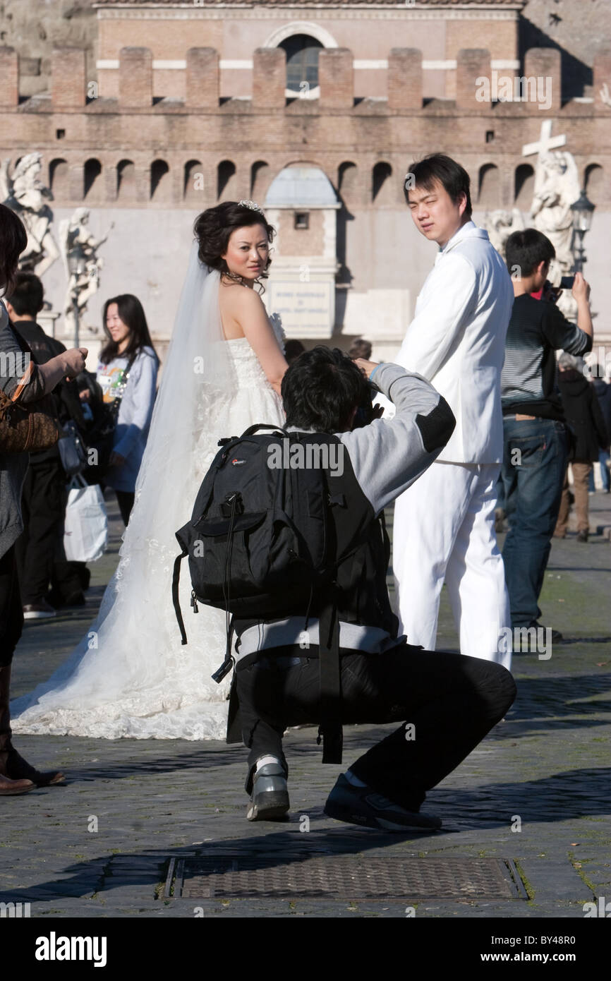 Photographe mariage couple conjoints asiatiques obtenir une photographie de mariage shotting sur pont St Ange Rome Italie Banque D'Images