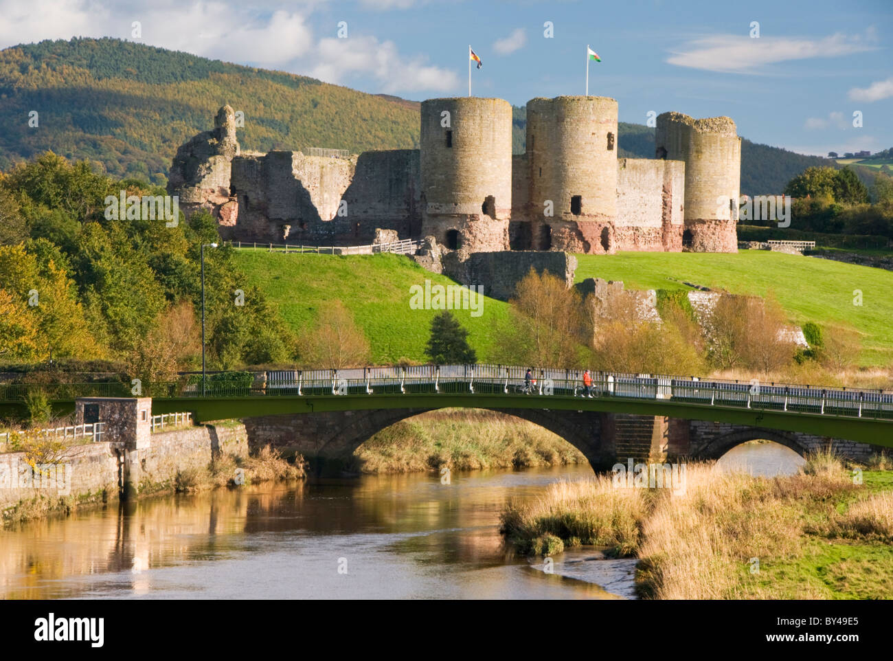 Le Château de Rhuddlan & la Rivière Clwyd (Afon Clwyd), Denbighshire, Rhuddlan, au nord du Pays de Galles , Grande-Bretagne Banque D'Images