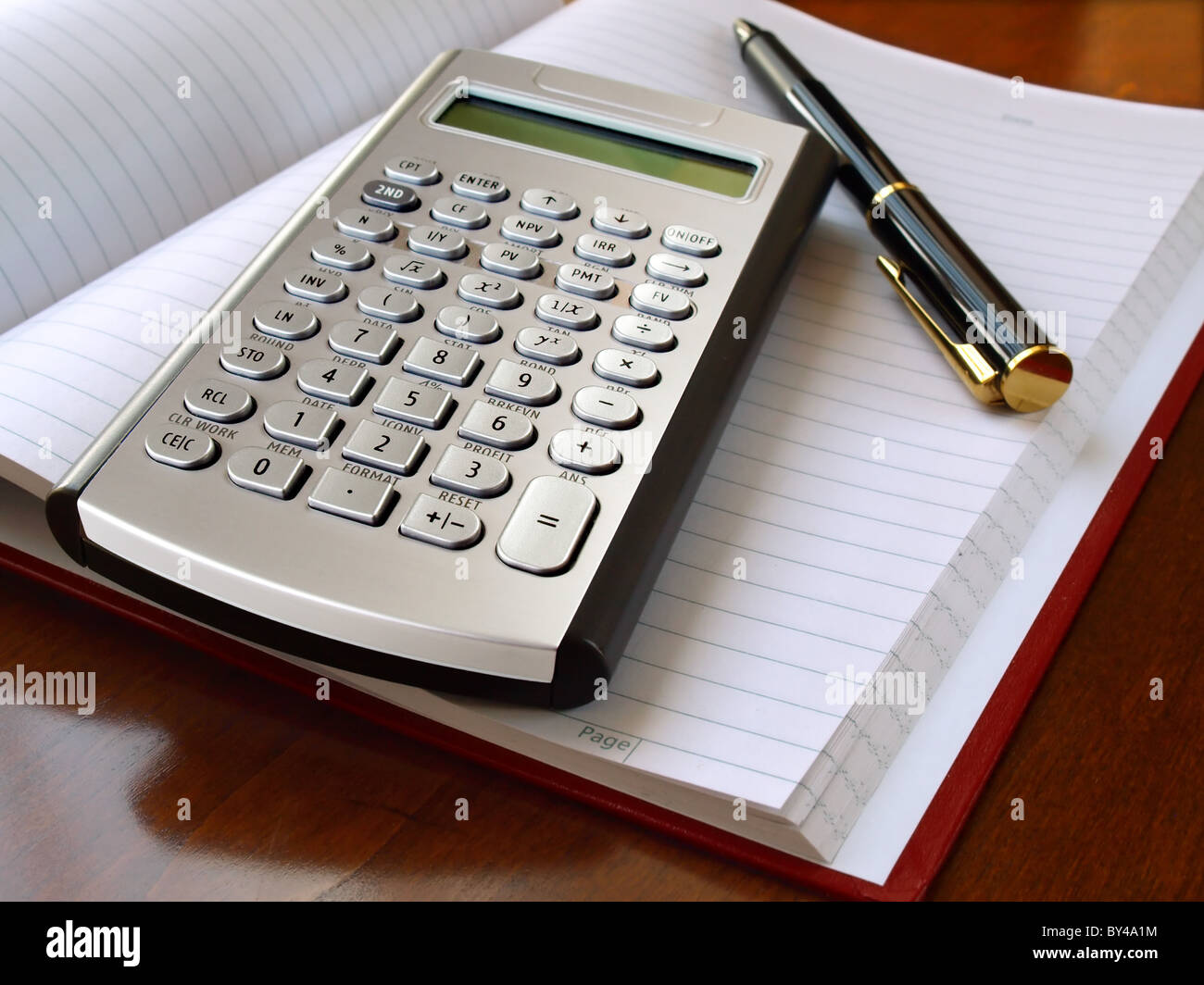 Planner avec calculatrice et stylo sur la table Banque D'Images