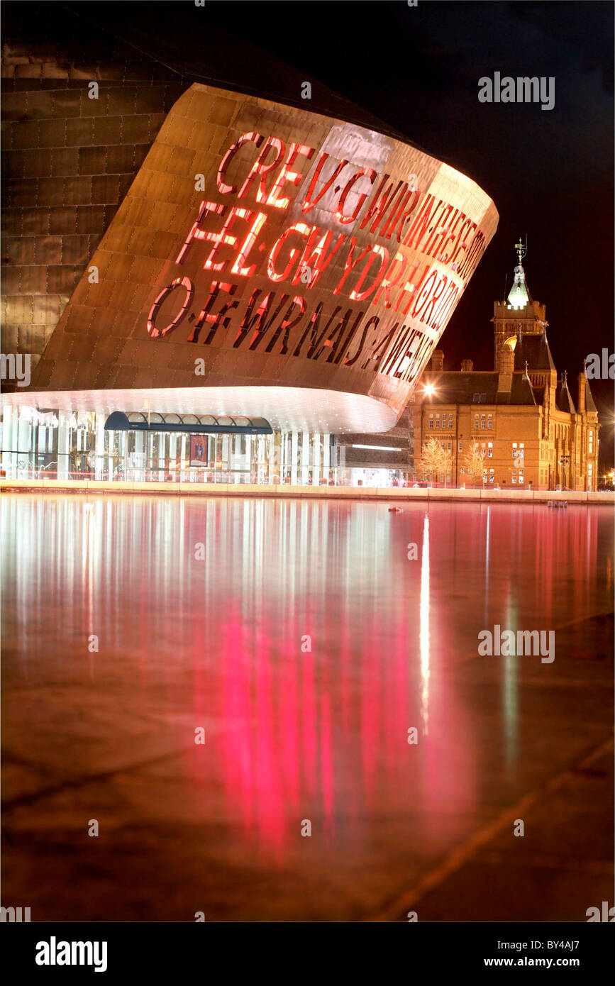 Wales Millennium Centre la nuit, la baie de Cardiff, Pays de Galles du Sud. Banque D'Images