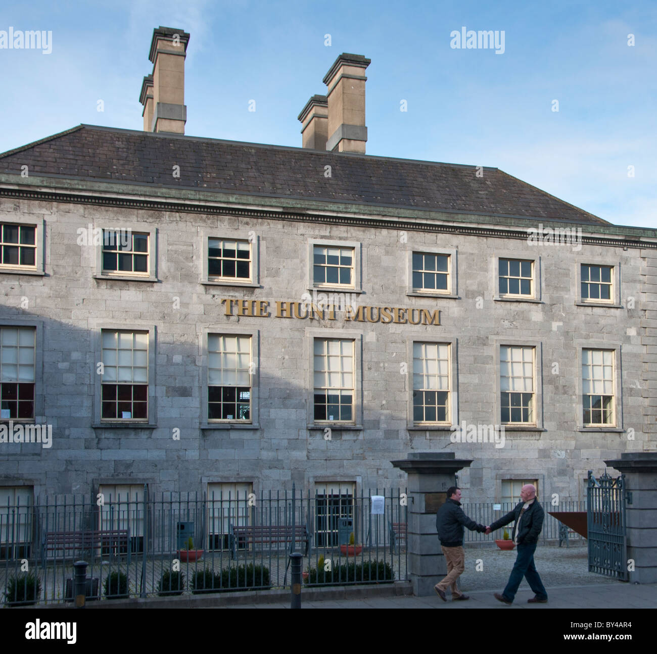 Deux hommes se rencontrent à l'extérieur le musée de la chasse dans la ville de Limerick, en République d'Irlande Banque D'Images