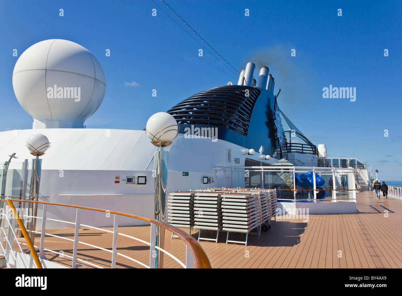 Pont de bateau de croisière avec entonnoirs du navire, plate-forme de communications et de dômes Banque D'Images