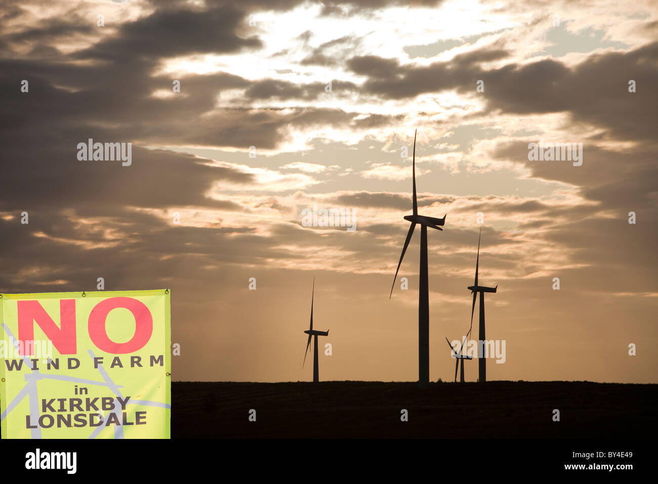 Droit noir d'éoliennes près de Carluke en Ecosse, Royaume-Uni. Banque D'Images