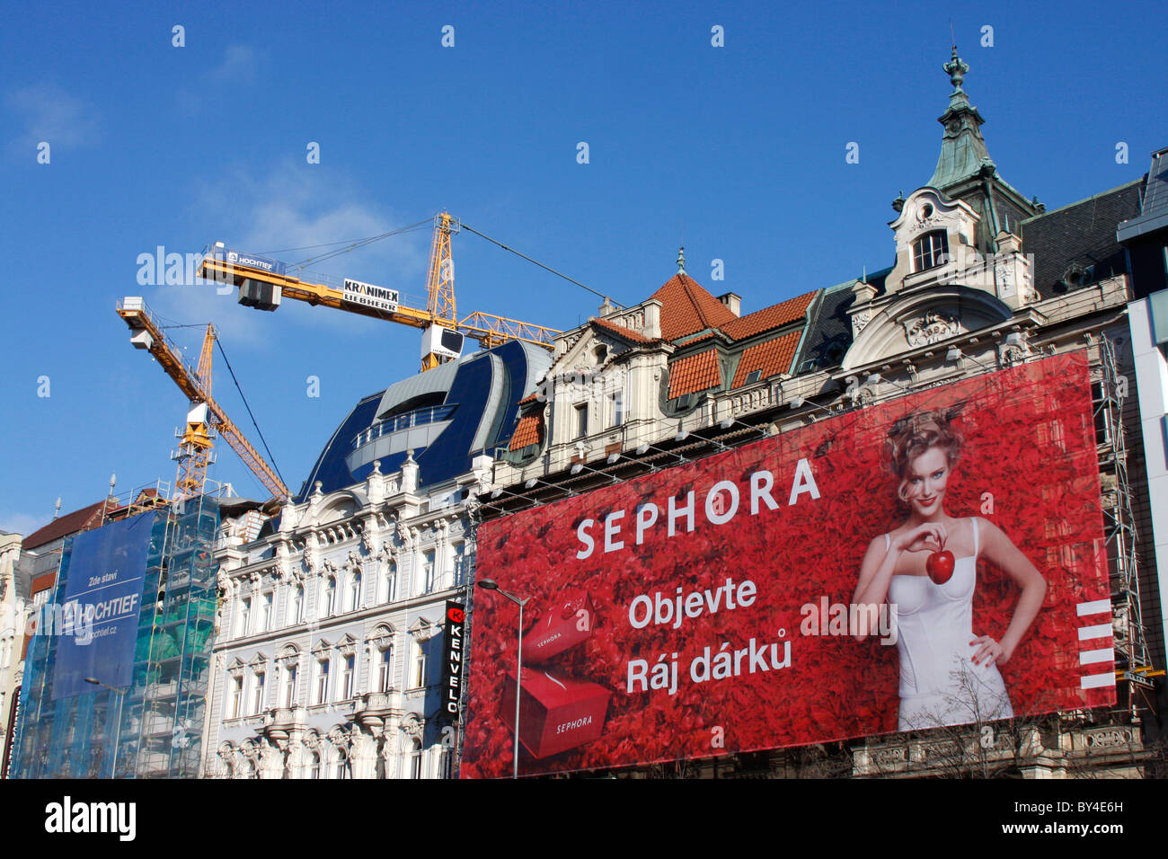 Grues de construction et les échafaudages sur chantier de construction de la Place Venceslas de Prague, République tchèque,. Banque D'Images